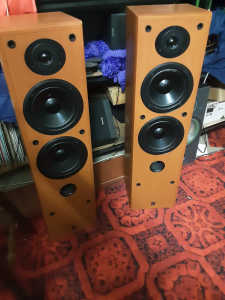 Speakers and sub woofer Yamaha NS50 great sound.