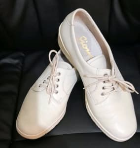Sioux ladies ivory lace up leather shoes, size 5 1/2 G, $29