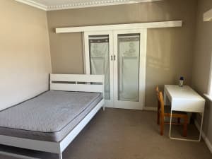 Kingsbury room for rent walking to La Trobe Uni