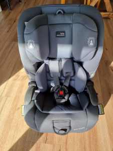 Britax safe n sound Maxi Guard grey suitable for 12months-8years.