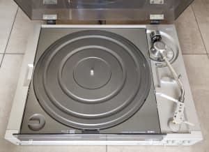Vintage Aiwa D50 Front Tray Load Direct Drive Auto Turntable
