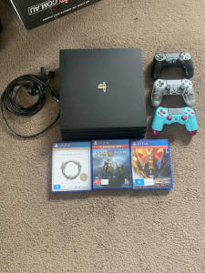 Playstation 4 Pro, 3 controllers and 3 games