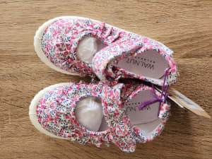 New WALNUT Kids Girls Shoes, Sz 27