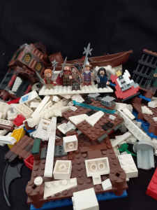 Lego LOTR 5 Figures Lake Town partial set? and police car pieces