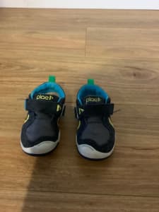 Plae toddler boys US size 7 sneaker shoes