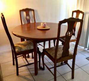 Queen Anne style 4 seater extendable dining table and 4 chairs.