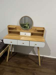 Vanity desk with mirror