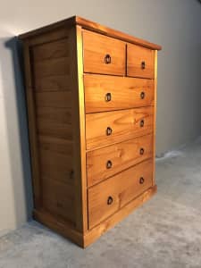 Excellent condition solid wood chest with 6 drawers with metal runner