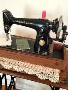 Beautiful old Singer C1950s HAND CRANK ALL metal geared sewing machine