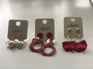 Earnings and hair accessories