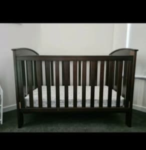 Baby cot convertible into toddler bed