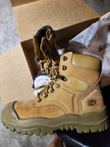 Mongrel work boots size 8.5 brand new