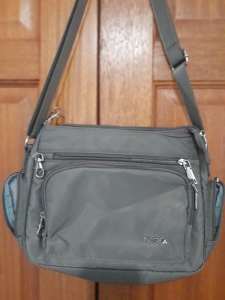 TOSCA Womens handbag with adjustable strap and RFID protectiin - neve