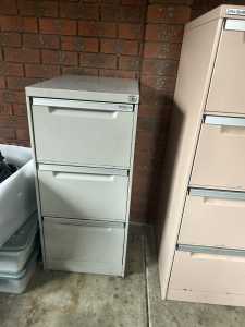 Metal filing cabinet (3 drawers)