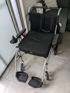 Foldable electric wheelchair 