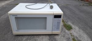 Panasonic microwave oven: Model: NN6753 1400w power in good used cond