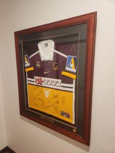 BRISBANE BRONCOS: Brisbane Broncos jersey with 22 signatures (framed  91x108cm); 2002 newspaper photo with 11