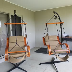 Freestanding hanging chairs