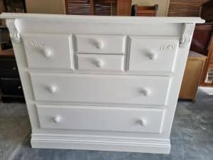 WHITE SOLID TIMBER CHEST OF DRAWERS // GOOD CONDTION // HEAVY