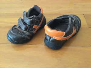 $2 - Baby Brown Shoes - Size 6