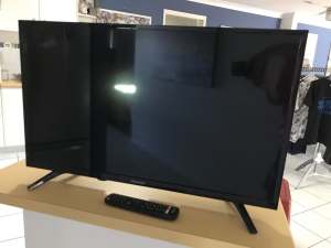 Hisense 32” Smart TV with remote (no battery cover on remote)