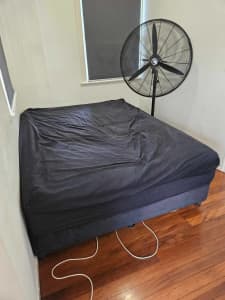 Queen bed with mattress (Tarragindi)