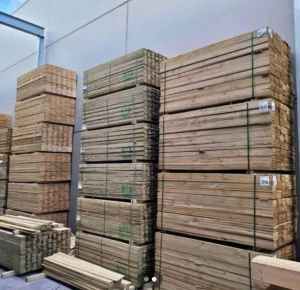 pailing timber fence / fencing baggage 