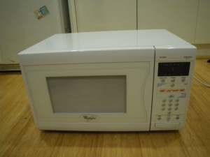 WHIRLPOOL MICROWAVE OVEN 850W COKING POWER MALVERN EAST MELBOURNE