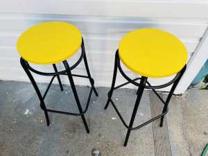 2 retro bar stools in excellent condition, metal legs and wooden top