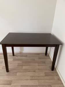 Dinning table brown 4 to 6 seater table