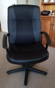 Office chair with adjustable height