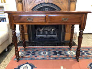 Antique Edwardian table, 2 drawers, castor wheels