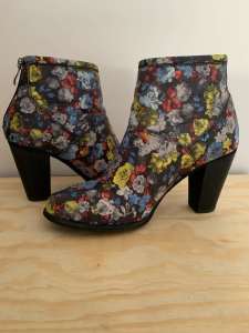 Women’s Boots S38 D&J, Leather, Grey Floral, A1, pickup Sth Guildford