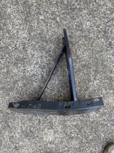 NOS FORD XE XF LEFT HAND FRONT BUMPER BRACKET.