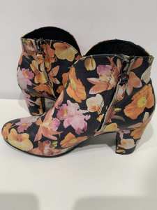 Women’s Boots S40, D&J Leather, Black Floral, A1, pickup Sth Guildford