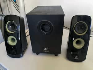 Computer Logitech 2 speakers with bass box