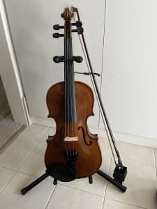 3/4 Stentor Violin, with bow, rosin and carry case. 