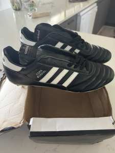 Men’s US size 10 football boots