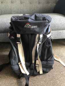 Macpac Hiking Pack 35 L - very good condition