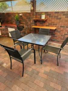 Outdoor Dining Table & Chairs 