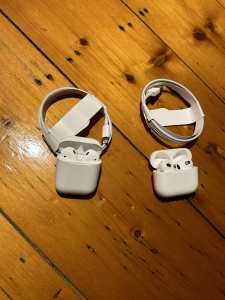 Apple - AirPods 1st & 2nd Generation with Case & Cable - 2nd Hand