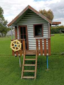 KIDS FREESTANDING CUBBY HOUSE
