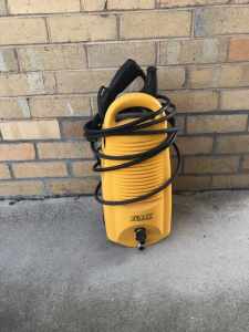 Water pressure washer with wand