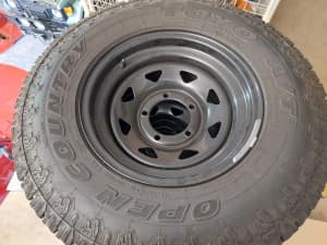 Toyo open country a/t 235/75/15