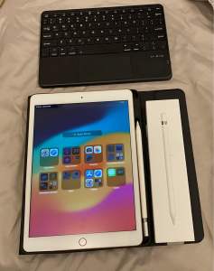 iPad 7th Gen 32GB with Apple Pencil. Keyboard, Case & Charger