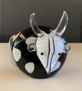 Glass Bull. Perfect condition Size: 12cm x 12cm x 7cm.