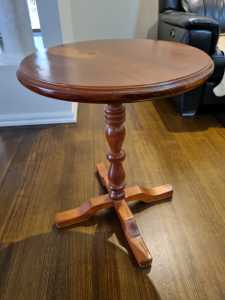 Pine round pedestal table