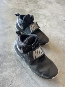 Nike black basketball shoes | 6Y