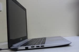 Asus Ultrabook 15.6 laptop i7 with adaptor.