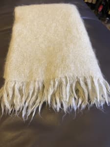 Throw rug mohair Morgan and Finch in excellent condition